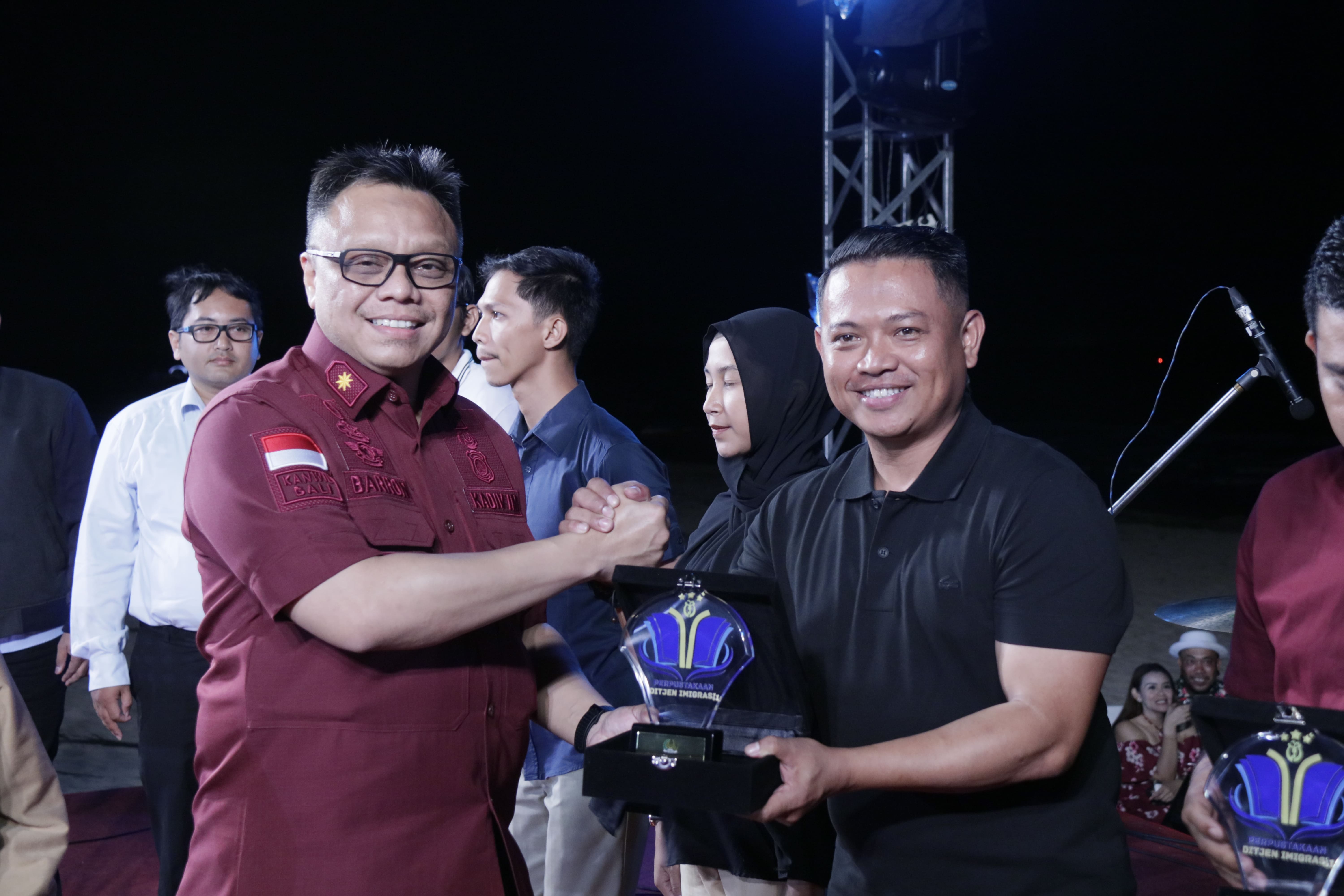 Kepala Kantor Imigrasi Banggai Terima Penghargaan Library Award Perpustakaan Direktorat Jenderal Imigrasi