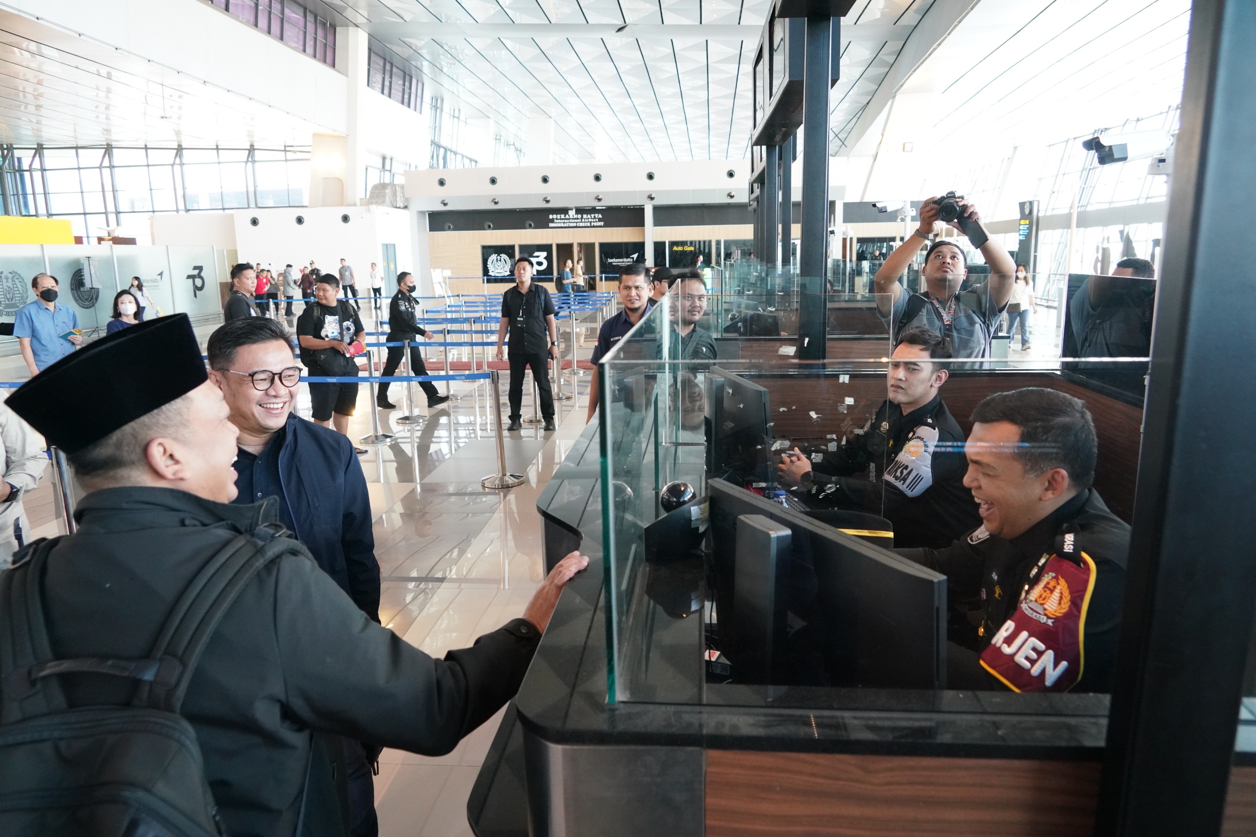 Dirjen Imigrasi Silmy Karim Bertugas di Konter Bandara Soetta