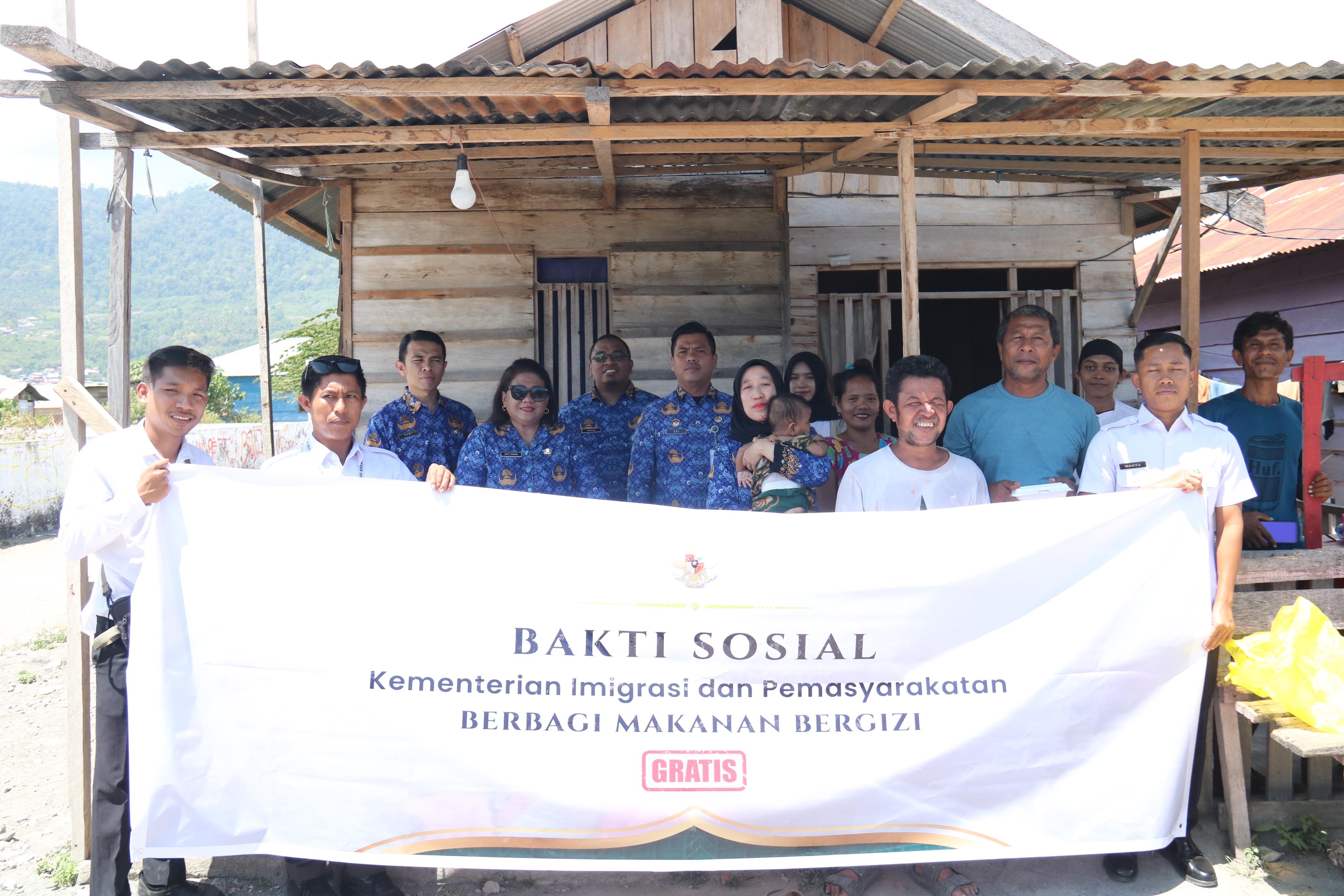 Kantor Imigrasi Banggai Gelar Bakti Sosial “Imigrasi Berbagi” di Pemukiman Warga Tanjung
