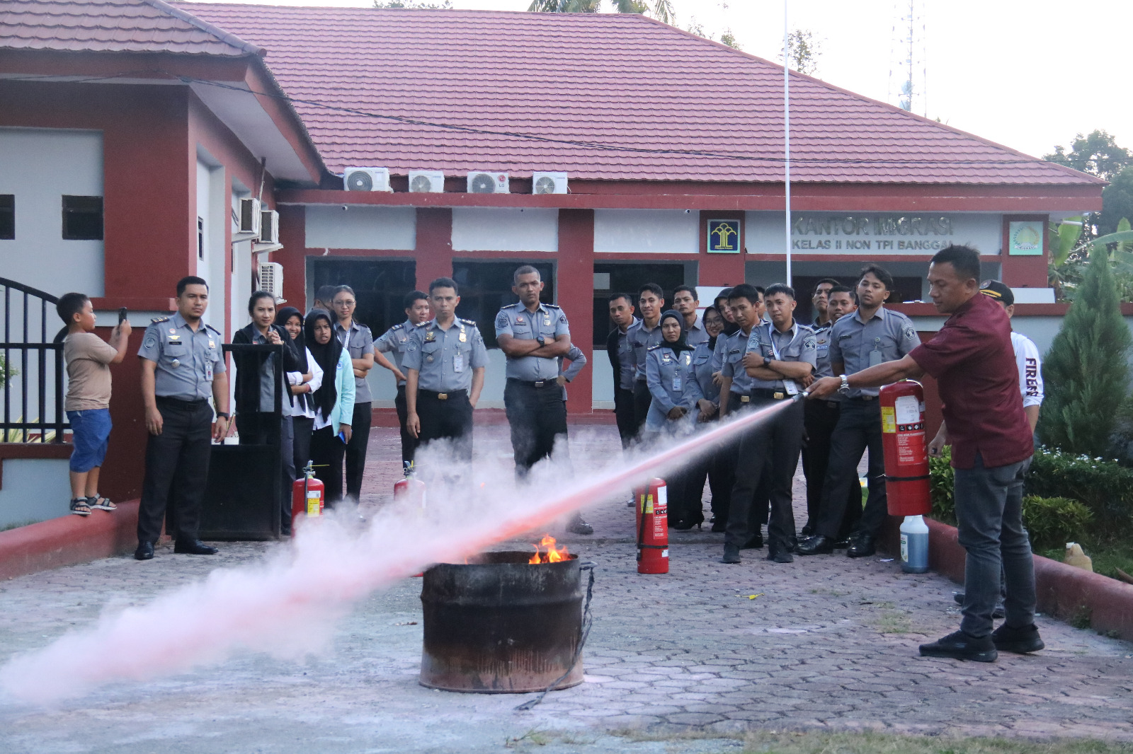 Imigrasi Banggai Gelar Pelatihan Keselamatan dan Penanganan Kebakaran Bersama Dinas Pemadam Kebakaran