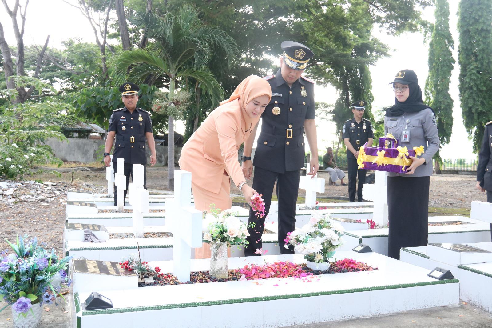 Peringati Hari Bhakti Imigrasi ke-75, Kantor Imigrasi Banggai Gelar Tabur Bunga di Taman Makam Pahlawan